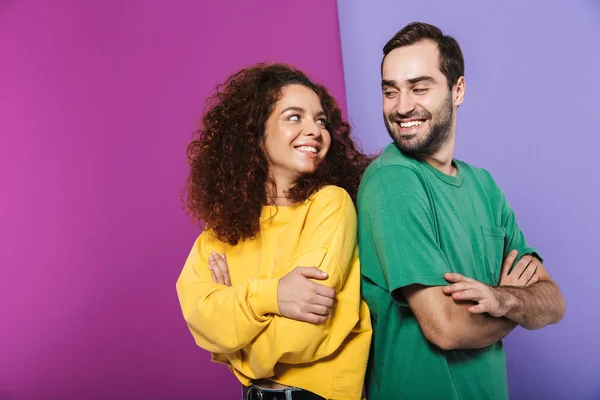 Portrait de brune caucasien couple homme et femme en coloré — Photo