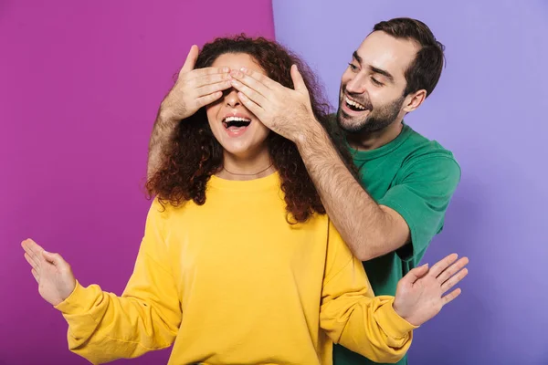 Foto de hombre feliz en ropa colorida sonriendo y cubriendo wom — Foto de Stock