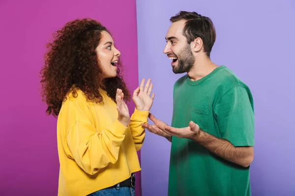 Retrato de pareja caucásica joven hombre y mujer en clo colorido — Foto de Stock