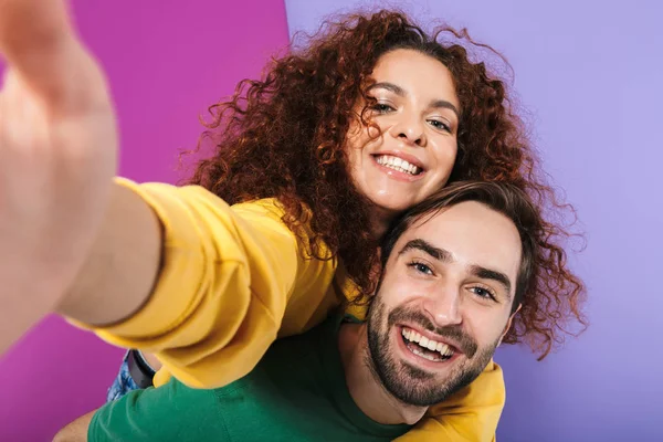 Retrato de alegre pareja sonriente hombre y mujer en coágulo colorido — Foto de Stock