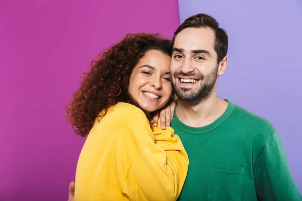 Портрет брюнетки молода пара чоловік і жінка в барвистому згустку — стокове фото