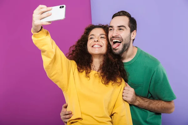 Portrait of positive caucasian couple in colorful clothing havin — Stock Photo, Image
