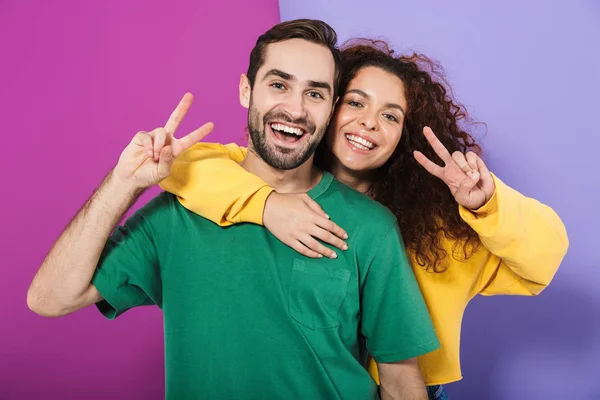 Porträtt av glada kaukasiska par man och kvinna i färgglada clo — Stockfoto
