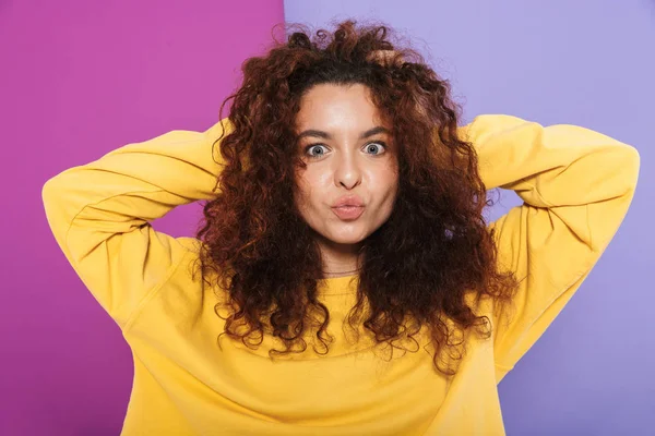 Imagen de la encantadora mujer rizada feliz jurando ropa casual smil —  Fotos de Stock