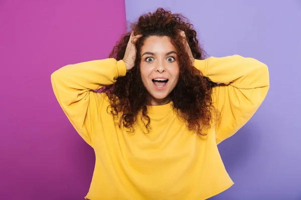 Imagen de la morena feliz mujer rizada jurando ropa casual smil — Foto de Stock