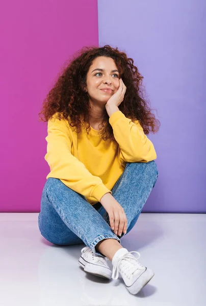 Imagen de longitud completa de atractiva mujer rizada feliz jurando casua — Foto de Stock