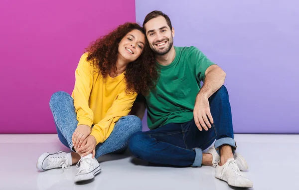 Retrato de casal caucasiano positivo em roupas coloridas smili — Fotografia de Stock