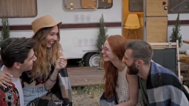 Grupo Jovens Amigos Sorridentes Conversando Fazendo Foto Selfie Smartphone Enquanto — Vídeo de Stock