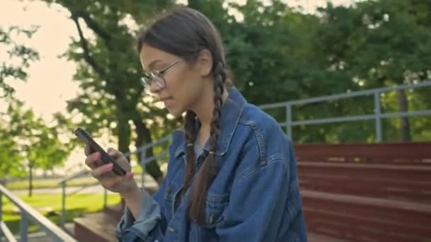 Vacker Upphetsad Ung Brunett Flicka Denim Jacka Ler Och Chatta — Stockvideo