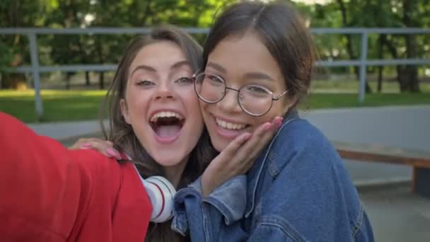 Alegre Meninas Bonitas Amigos Gesticulando Com Mãos Sorrindo Fazer Foto — Vídeo de Stock