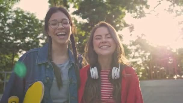 Feliz Bonito Meninas Amigos Rindo Divertindo Juntos Enquanto Caminham Parque — Vídeo de Stock