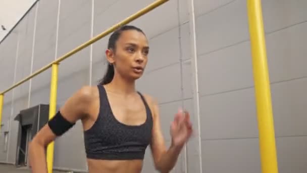 Sério Bonito Jovem Desportivo Morena Mulher Preto Sportswear Correndo Fora — Vídeo de Stock