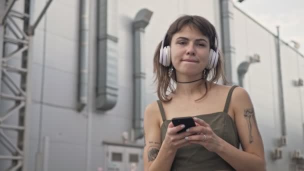 Aantrekkelijke Jonge Getatoeëerde Vrouw Die Muziek Luistert Met Een Draadloze — Stockvideo