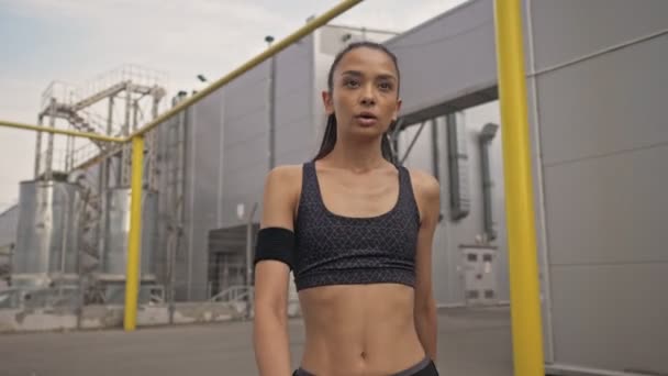 Siyah Spor Giysili Güzel Genç Esmer Bir Kadın Sürücüyü Kontrol — Stok video