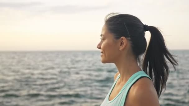 Atractiva Sonrisa Joven Morena Deportiva Ropa Deportiva Beber Agua Botella — Vídeo de stock