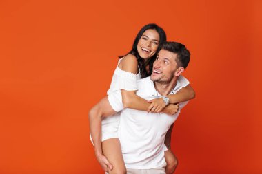 Çekici genç çift tek başına duruyor.