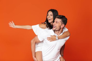 Çekici genç çift tek başına duruyor.