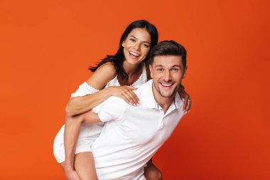 Çekici genç çift tek başına duruyor.