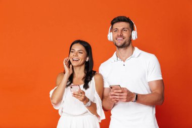 Çekici genç çift tek başına duruyor.