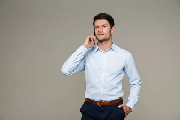 Imagem de homem calmo e sério vestindo roupas formais falando no celular — Fotografia de Stock