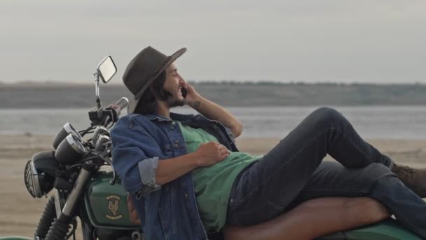 Bonito Alegre Jovem Morena Barbudo Homem Falando Smartphone Relaxando Enquanto — Vídeo de Stock