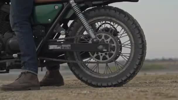 Vista Lateral Cortada Roda Deslizante Motocicleta Dirigindo Para Lado Praia — Vídeo de Stock