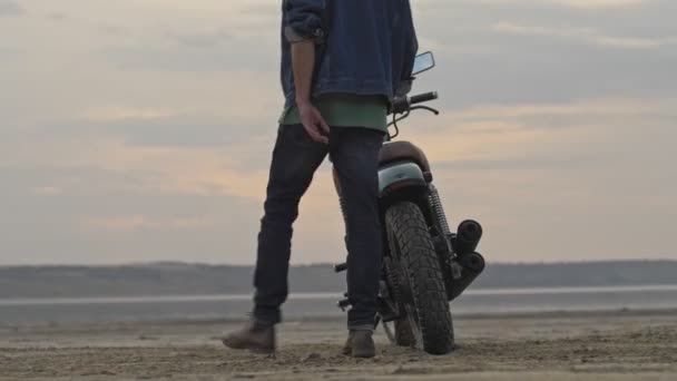 Visão Traseira Jovem Sério Capacete Sentado Sua Motocicleta Dirigindo Para — Vídeo de Stock