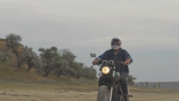 Pewny Siebie Młody Człowiek Kasku Jeżdżący Motocyklu Plaży — Wideo stockowe