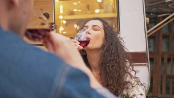 Belle Jeune Femme Brune Aux Cheveux Bouclés Souriant Buvant Vin — Video
