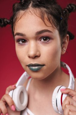 Garip saç stili ve koyu rujlu genç punk kızı tasviri