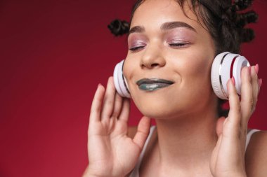 Garip saç stili ve kapalı iyimser punk kızı imajı. 