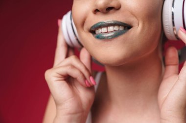 Garip saç stili ve dar saçlı neşeli punk kızı.