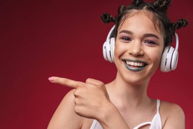 Garip saç stili kurgusu olan iyimser punk kızı.