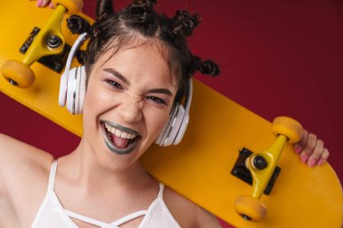 Garip saç stili ve koyu dudaklı Kafkas punk kızı.