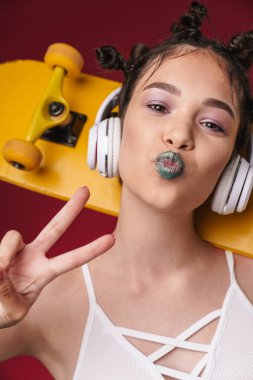 Garip saç stili ve koyu rujlu şık punk kızı tasviri