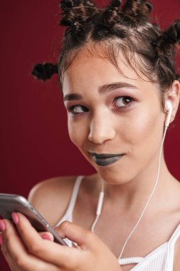 Tuhaf saç stili ve koyu rujlu eğlenceli punk kızı tasviri