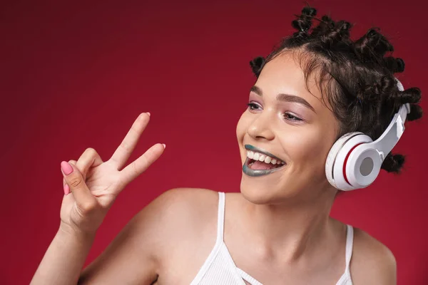 Imagem de menina punk alegre com penteado bizarro e lipsti escuro — Fotografia de Stock