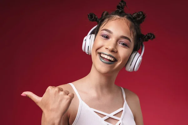 Obraz radosnej dziewczyny punk z dziwaczną fryzurą wskazującą palcem — Zdjęcie stockowe
