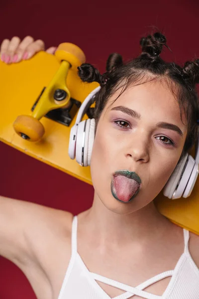 Immagine di giovane punk girl con acconciatura bizzarra e lipstico scuro — Foto Stock
