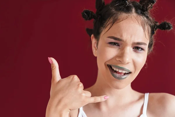 Bild eines fröhlichen Punk-Mädchens mit bizarrer Frisur und Make-up-Lächeln — Stockfoto