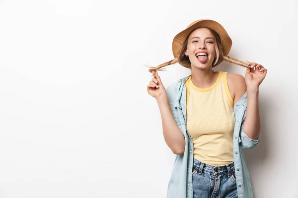 Felice sorridente ottimista giovane bella donna che indossa cappello posa isolato su sfondo bianco parete . — Foto Stock