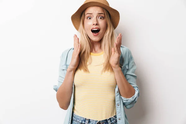 Sorprendido increíble joven bonita mujer usando sombrero posando aislado sobre fondo de pared blanca . — Foto de Stock