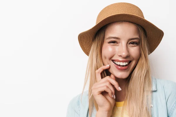 Счастливая улыбающаяся оптимистичная молодая красивая женщина в шляпе, позирующая изолированно на фоне белой стены . — стоковое фото