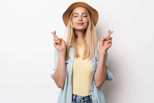 Fantastisk ung vacker kvinna bär hatt poserar isolerad över vit vägg bakgrund gör hoppfull vänligen gest. — Stockfoto