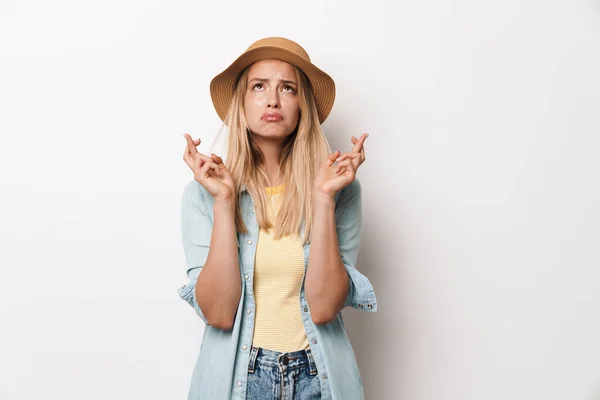 Tråkig ung vacker kvinna bär hatt poserar isolerad över vit vägg bakgrund gör hoppfull vänligen gest. — Stockfoto