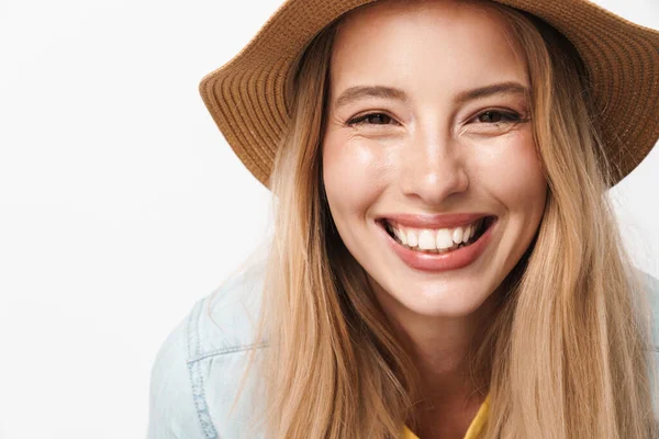 Feliz sorrindo otimista jovem bonita mulher vestindo chapéu posando isolado sobre fundo da parede branca . — Fotografia de Stock