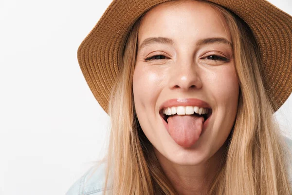 Feliz sorrindo otimista jovem bonita mulher vestindo chapéu posando isolado sobre fundo da parede branca . — Fotografia de Stock