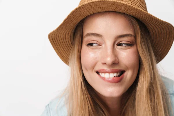 Flirty increíble joven bonita mujer usando sombrero posando aislado sobre fondo de pared blanca mirando copyspace . — Foto de Stock