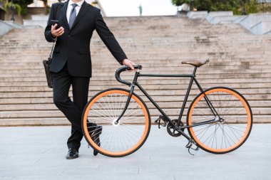 Yakışıklı, kendine güvenen, sakallı, takım elbiseli adam.