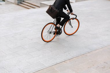 Yakışıklı, kendine güvenen, sakallı, takım elbiseli adam.